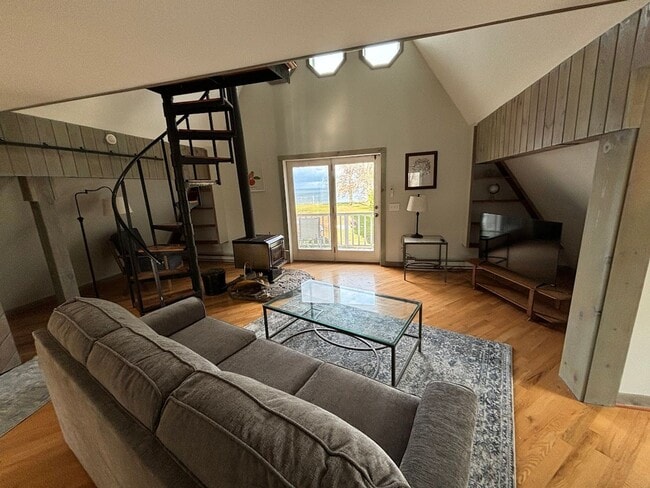 Primary Photo - Renovated Spectacular Lakefront Carriage H...