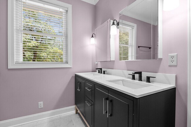 Building Photo - Gorgeous and Spacious 3 Bedroom Ranch in T...