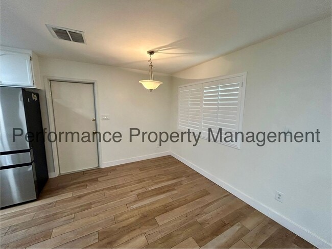 Building Photo - Cozy 3 Bed/2 Bath Home in SW Bakersfield w/ RBP & Security Deposit Alternative Option