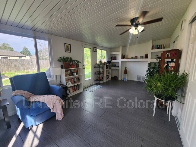 Building Photo - 945 N Paris St