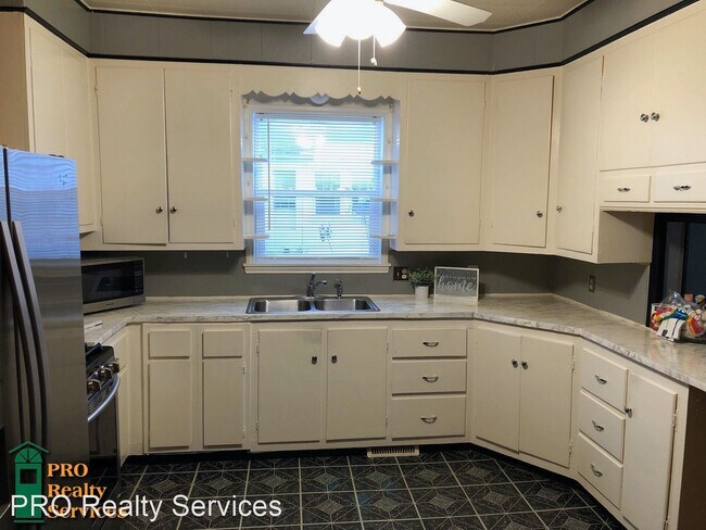 Building Photo - 2 br, 1 bath House - 727 Geranium Ave E