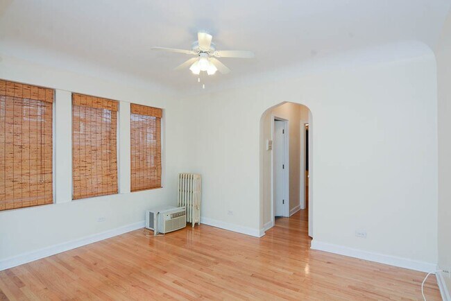 Building Photo - 2922 N Sacramento Ave