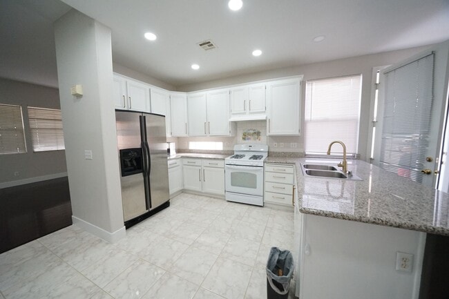 Building Photo - SHOWINGS AVAILABLE NOW