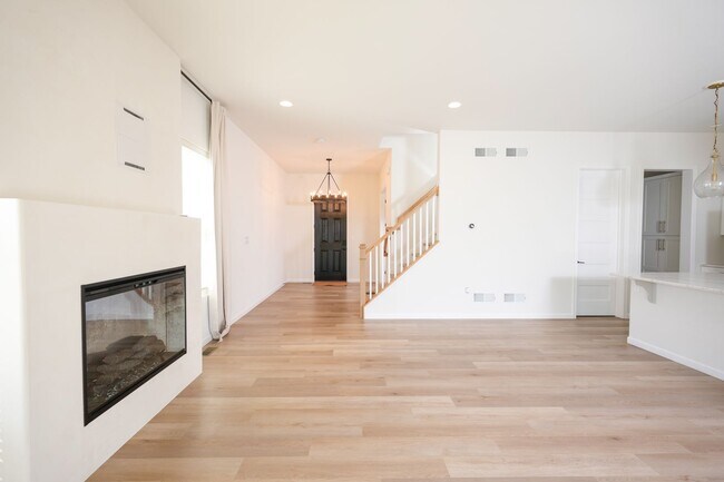 Building Photo - 245 Hollyhock Dr