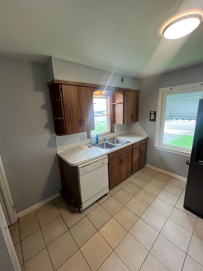 Building Photo - Section 8 Accepted! Newly Renovated 3-Bedr...