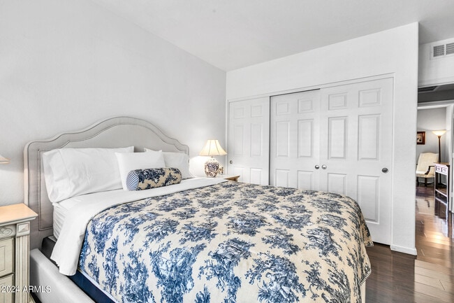 Building Photo - 8889 E Meadow Hill Dr