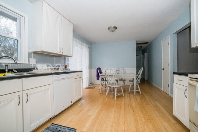 Building Photo - Lovely 3bed House off West Boulevard!!