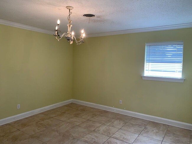 Building Photo - Metairie 3 Bedroom with Spacious Rooms and...