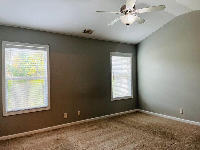 Building Photo - HOA community, swim/tennis, 2 bed, 2bath, ...