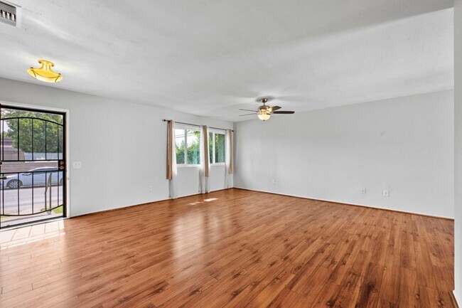 Building Photo - 1605 Carmel Cir E