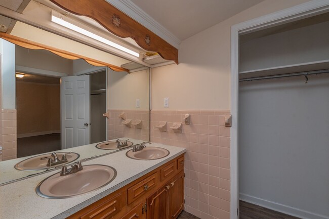 Building Photo - PRICE REDUCED- $995 - Cute 3 Bed/2 Bath Si...