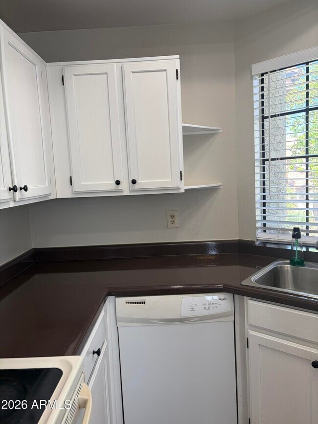 Building Photo - 930 N Mesa Dr