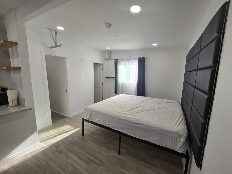 Building Photo - 1943 Claudina Ave