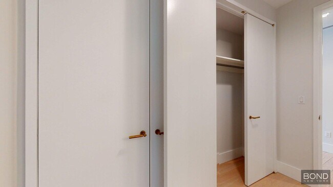Building Photo - 452 Broome St