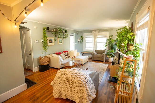 Building Photo - Central AVL - Beautifully Kept Older Home ...