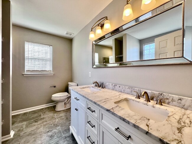 Building Photo - UPDATED, 4 Bedrooms!