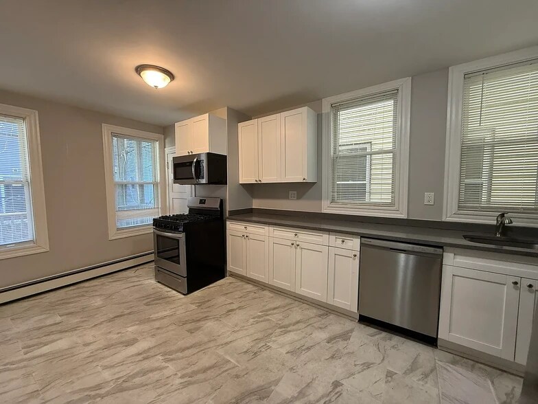 Building Photo - 205 Chelsea St