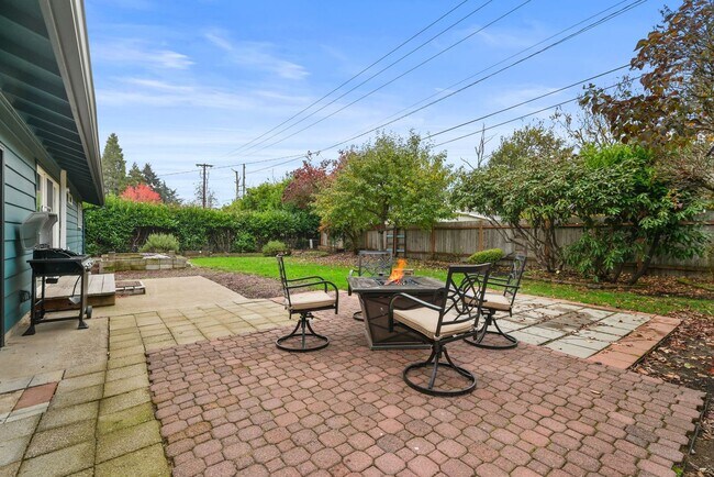 Building Photo - Beautifully updated 3 bedroom, 1 bath house in Eugene!