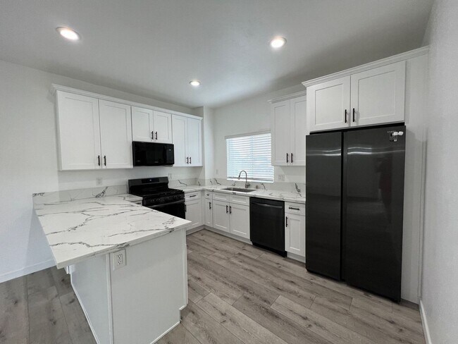 Building Photo - 4BD/2BA, Quick Walk to Campus!