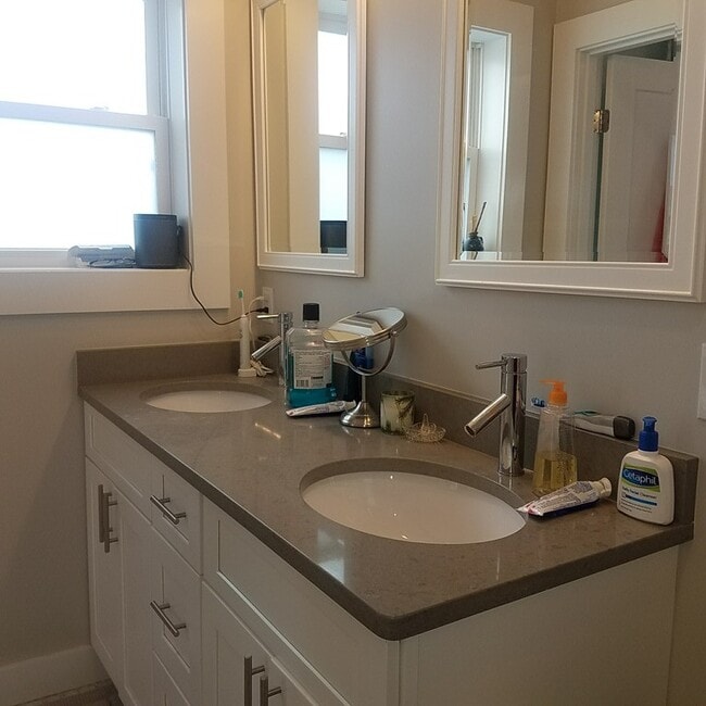 Building Photo - 230 Bowen St