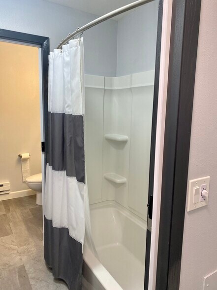 bath - 5333 Brody Dr