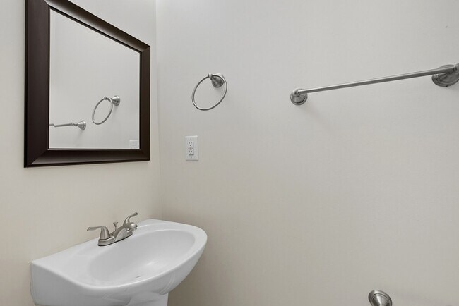 Building Photo - 230 Paradise Dr