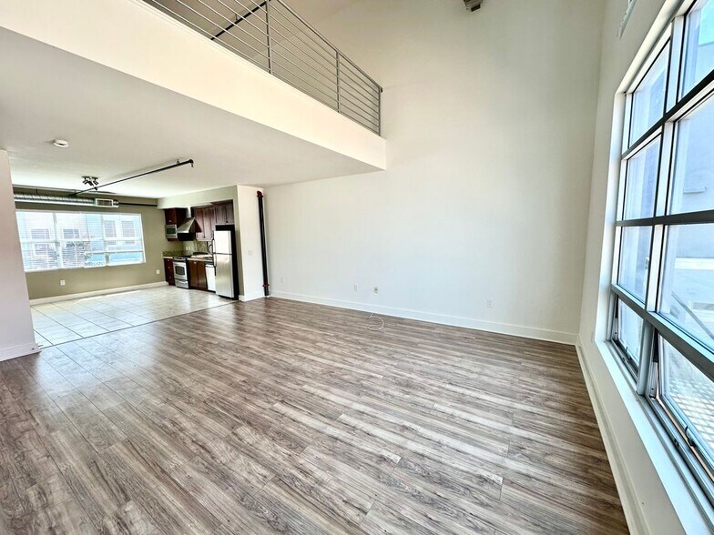 Building Photo - 716 N Santiago St