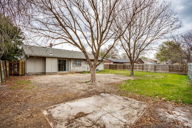 Building Photo - Stylishly Updated Home with Spacious Living and Ample Outdoor Space