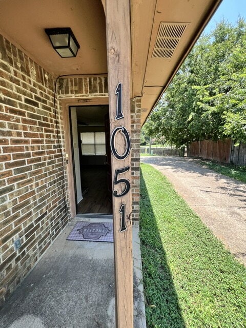 Building Photo - 2 Bedroom 2 Bath Duplex for Lease in Benbrook