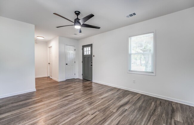 Building Photo - 405 W Brooks Rd
