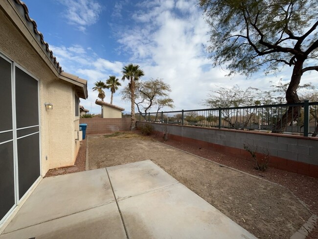 Building Photo - "Charming 2-Bed Oasis in Las Vegas: Modern...