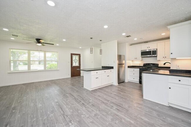 Building Photo - 5233 W 43rd St