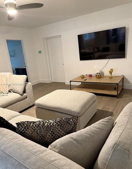 Building Photo - 3231 Salzedo St