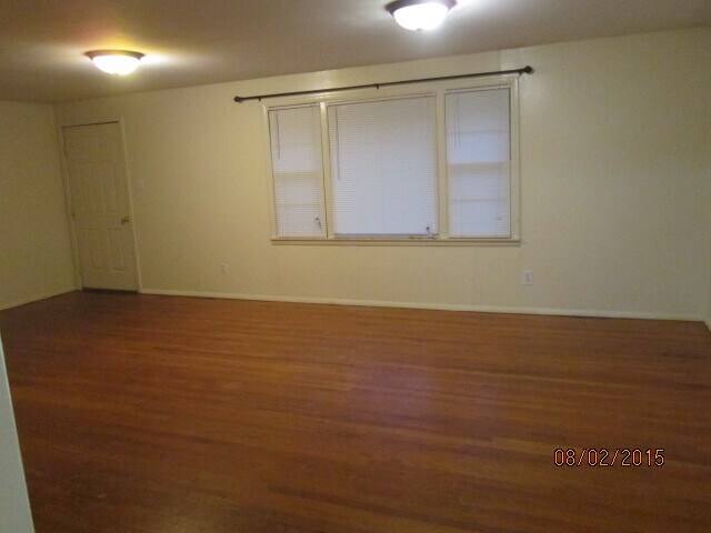 Large living room, hardwood floors - 1100 Woodland St