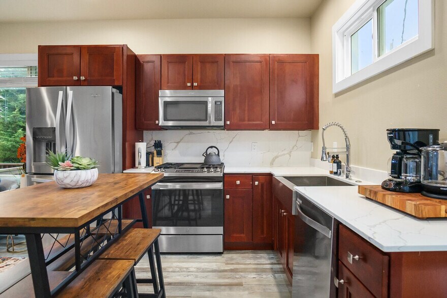 Building Photo - 914 16th Ave