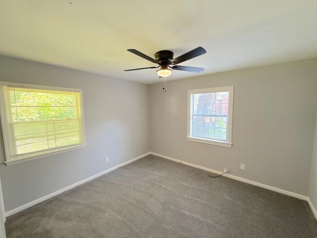 Building Photo - 1445 Robin Hood Ln