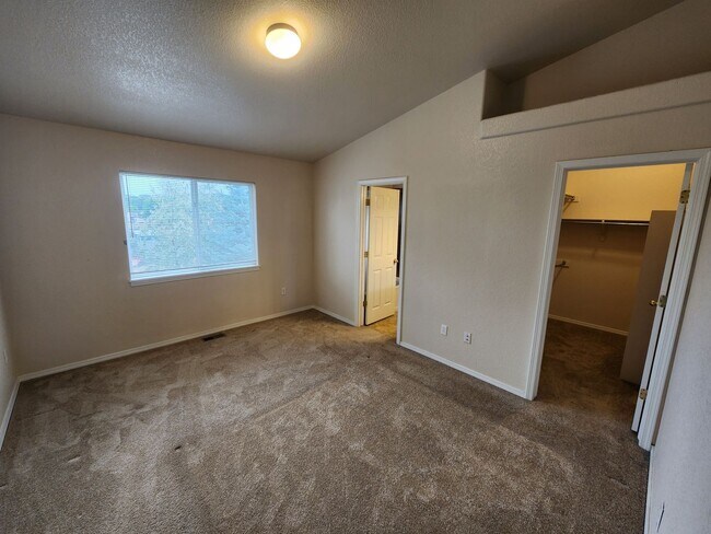 Building Photo - 3 Bedroom Townhome in Gated Community