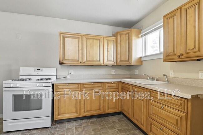 Building Photo - 502 S Holmes Ave