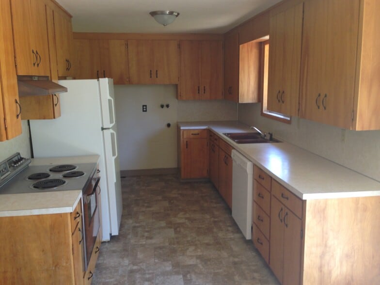 Building Photo - 820 NE Woodcrest Ave