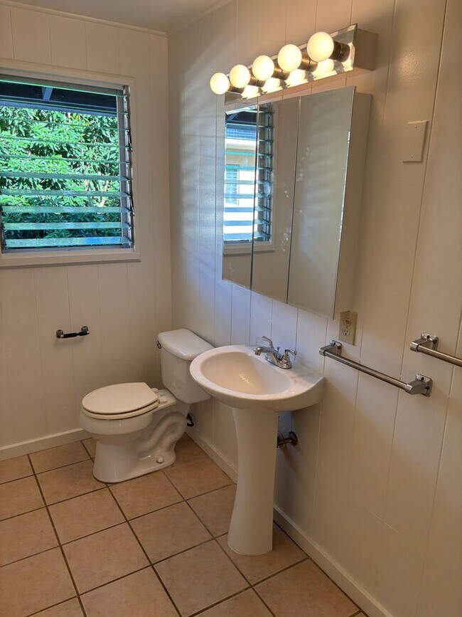 Building Photo - Ala Moana - Makaloa St - 1 Bdrm/1 Bath/1 Prkg - $1,450