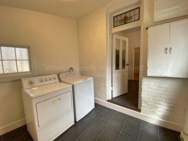 Building Photo - 715 Elati St