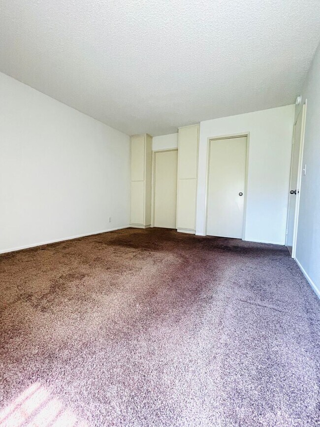 Building Photo - Spacious 2-bedroom, 2-bathroom condo featu...