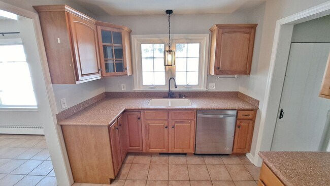 Building Photo - 3 Bed / 1-1/2 Bath Single Family Home w/2-car garage