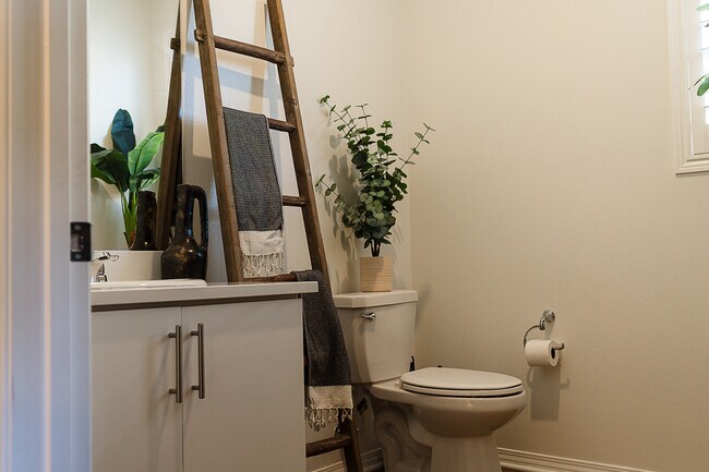 Building Photo - 36351 Elizabeth Ln