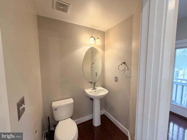 Building Photo - 4560 Longfellow St