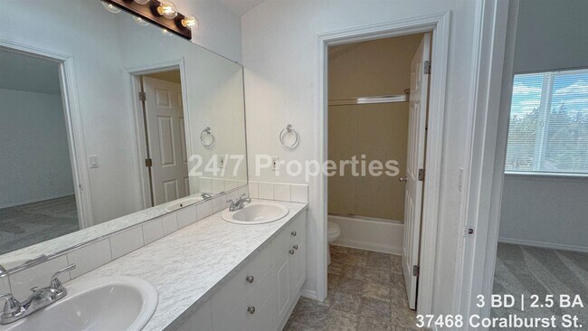 Building Photo - Remodeled 3 BD | 2.5 BA Home - Sandy