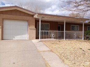 Building Photo - Spacious 3 bedroom, 2 bathroom home! Showi...