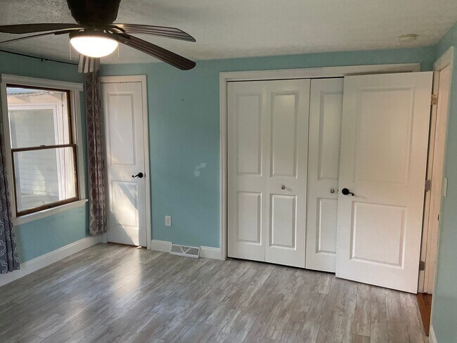 Building Photo - Spacious 3bed 3 bath Split-Level in Bethel Park – Updated Interiors & Private Backyard Oasis