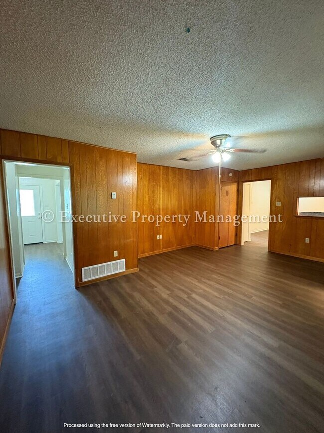 Building Photo - 616 Cedar Dr