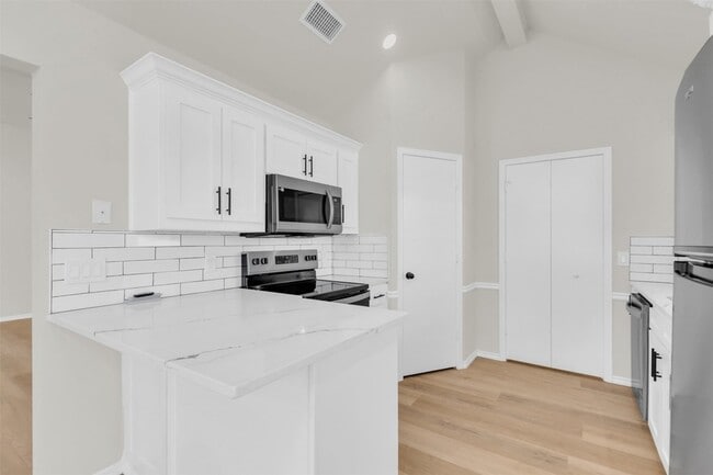 Building Photo - 8691 Pebblebrook Dr